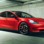 Автомобили Tesla научились ездить по парковкам без водителя
